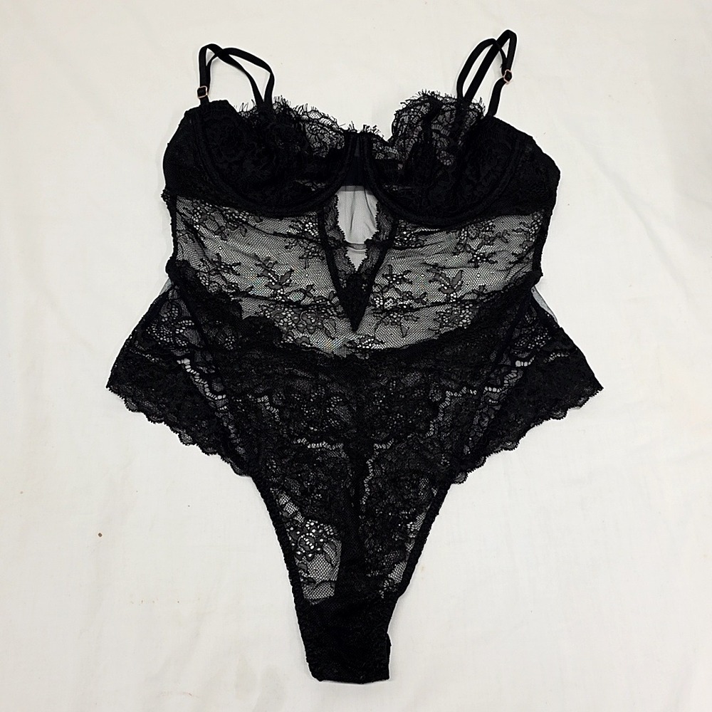 Victorias Secret Bodysuit Womens M Black Lace Underwire Eyelash Trim Lingerie‎